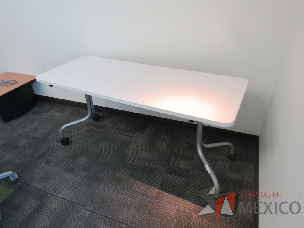 Lote 112 - 2 Mesas de trabajo plegable con ruedas y cubierta color blanco - Imagen 4