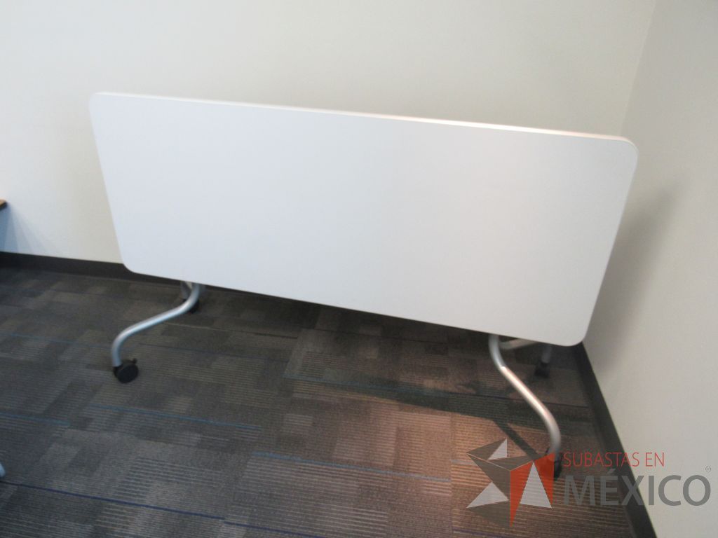 Lote 112 - 2 Mesas de trabajo plegable con ruedas y cubierta color blanco - Imagen 6