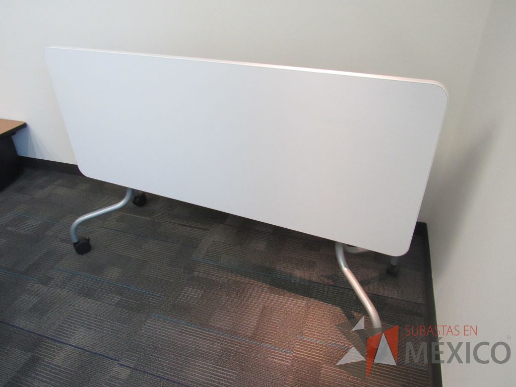 Lote 112 - 2 Mesas de trabajo plegable con ruedas y cubierta color blanco - Imagen 7
