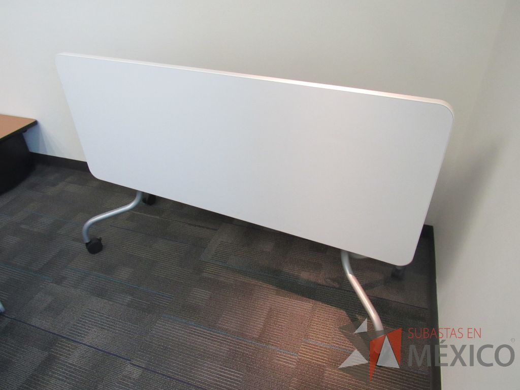 Lote 112 - 2 Mesas de trabajo plegable con ruedas y cubierta color blanco - Imagen 8