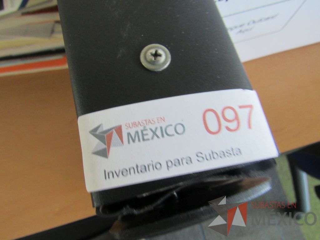 Lote 028 - Estación de trabajo para 10 personas de mampara baja con 10 archiveros metálicos con 2 cajones color negro - Imagen 11
