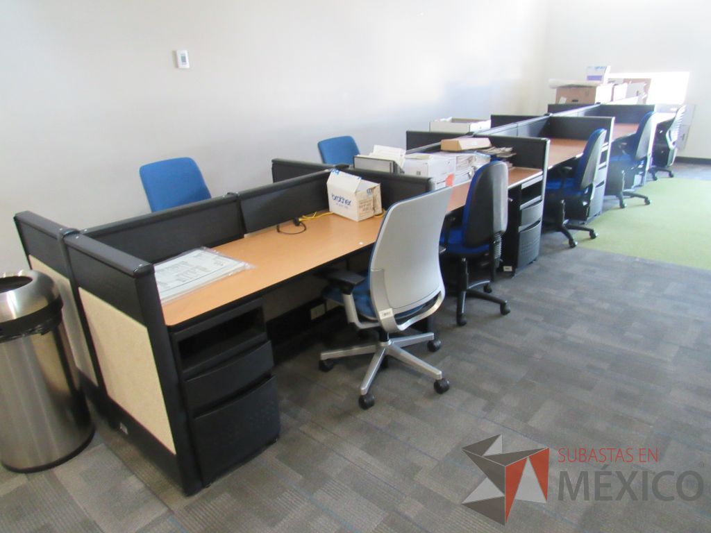 Lote 028 - Estación de trabajo para 10 personas de mampara baja con 10 archiveros metálicos con 2 cajones color negro - Imagen 15