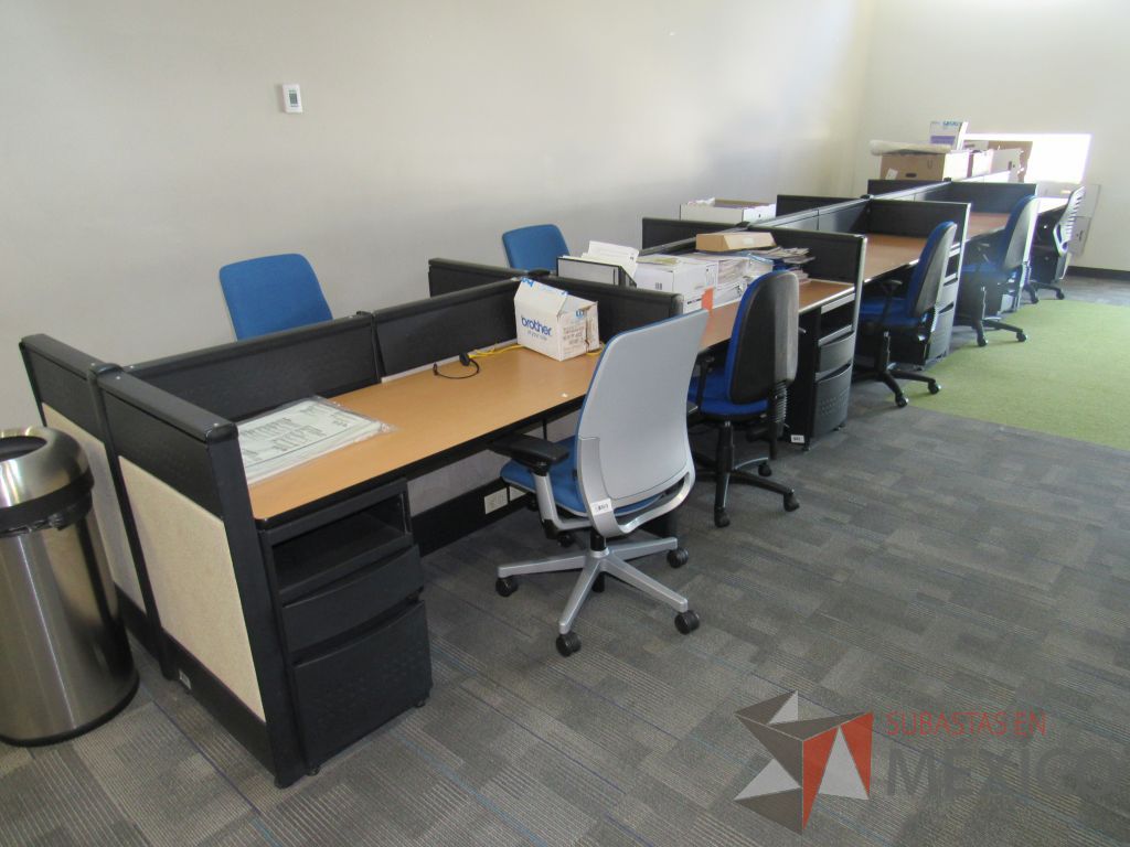 Lote 028 - Estación de trabajo para 10 personas de mampara baja con 10 archiveros metálicos con 2 cajones color negro - Imagen 16