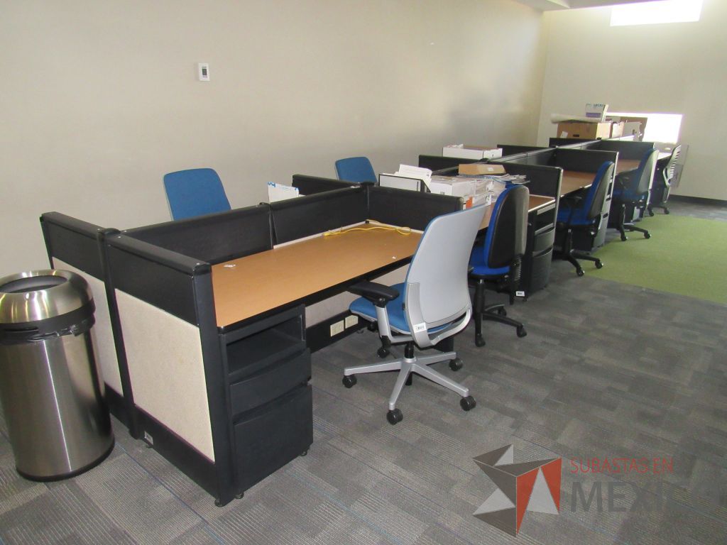 Lote 028 - Estación de trabajo para 10 personas de mampara baja con 10 archiveros metálicos con 2 cajones color negro - Imagen 18