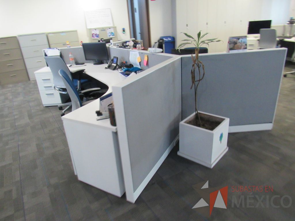 Lote 029 - Estación de trabajo para 5 personas de mampara baja con 4 archiveros de pedestal de 3 cajones - Imagen 4