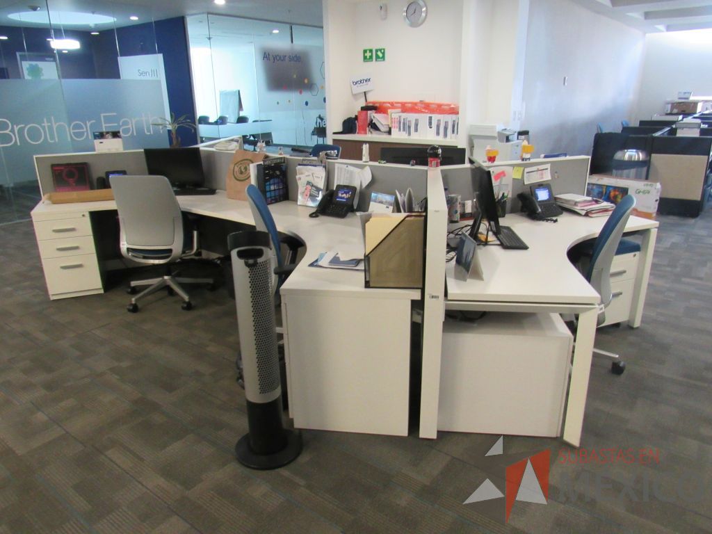 Lote 029 - Estación de trabajo para 5 personas de mampara baja con 4 archiveros de pedestal de 3 cajones - Imagen 6