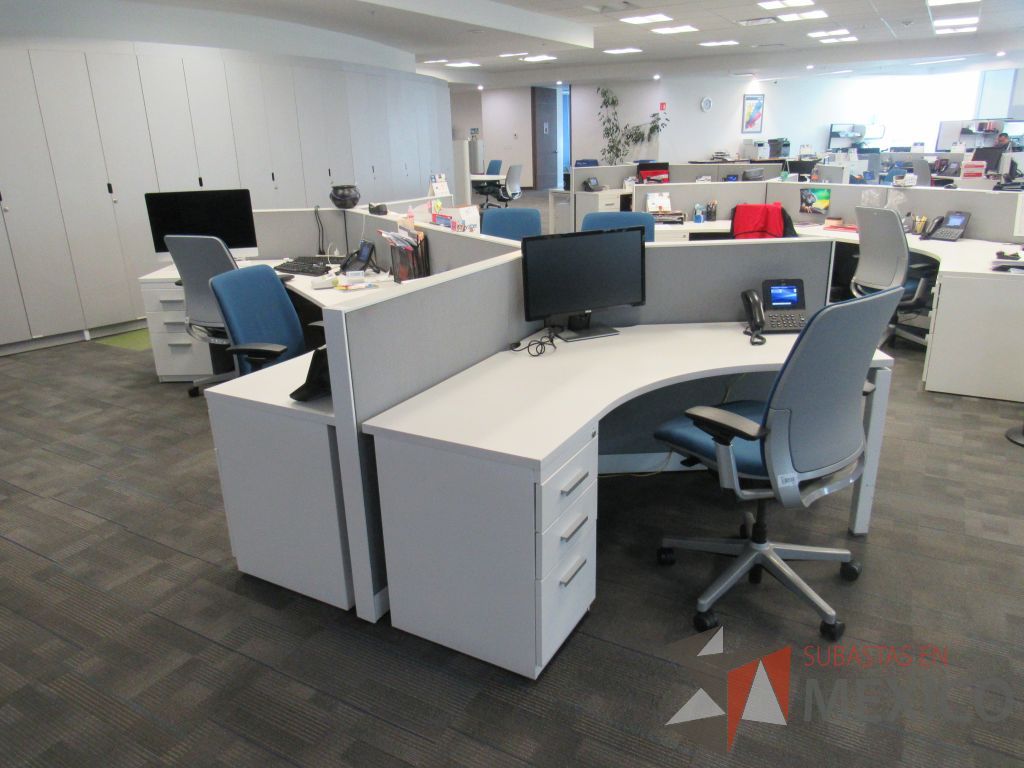 Lote 030 - Estación de trabajo para 5 personas de mampara baja con 5 archiveros metálicos de pedestal con 3 cajones - Imagen 2