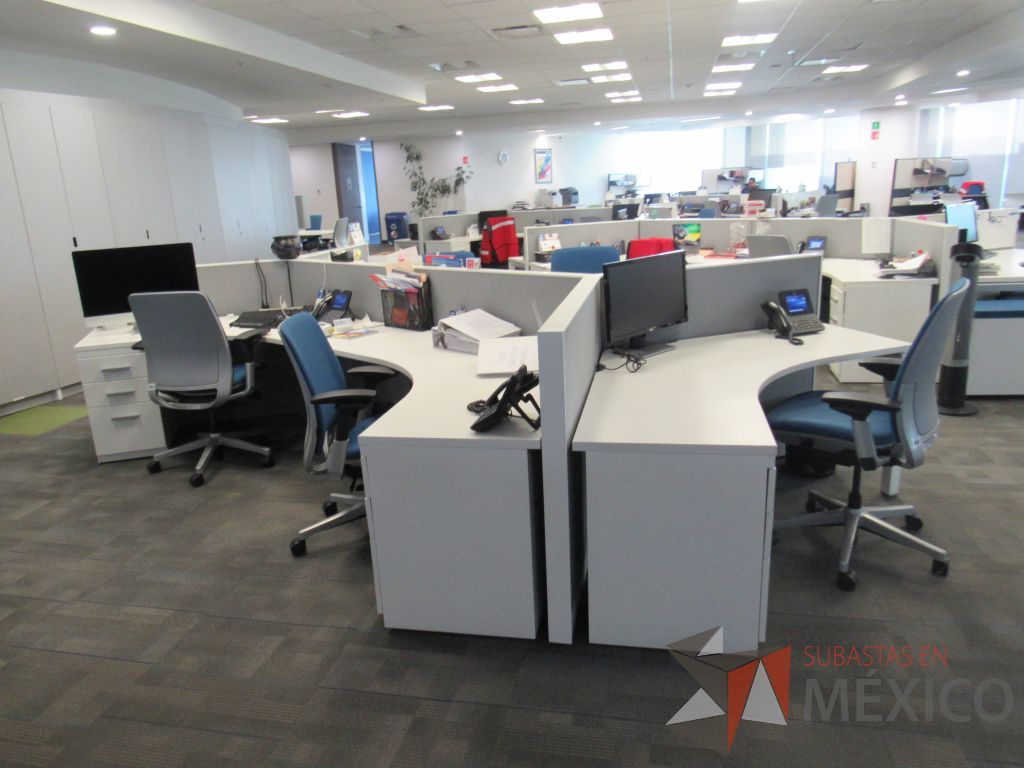 Lote 030 - Estación de trabajo para 5 personas de mampara baja con 5 archiveros metálicos de pedestal con 3 cajones - Imagen 3