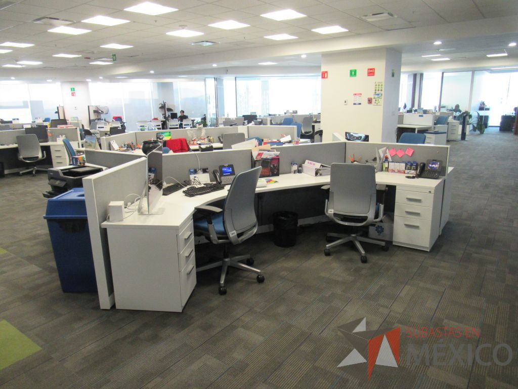 Lote 030 - Estación de trabajo para 5 personas de mampara baja con 5 archiveros metálicos de pedestal con 3 cajones - Imagen 4