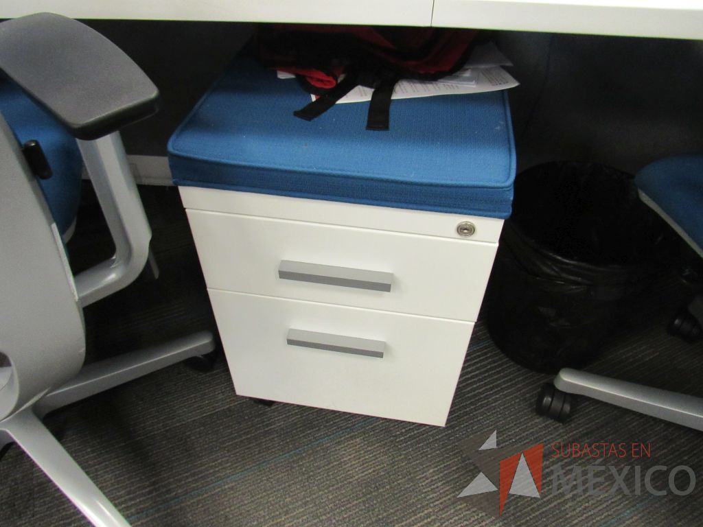 Lote 030 - Estación de trabajo para 5 personas de mampara baja con 5 archiveros metálicos de pedestal con 3 cajones - Imagen 6