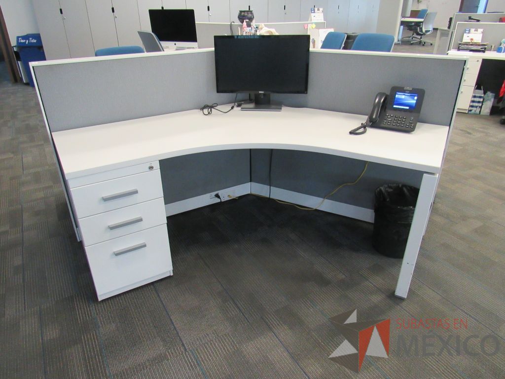 Lote 030 - Estación de trabajo para 5 personas de mampara baja con 5 archiveros metálicos de pedestal con 3 cajones - Imagen 8