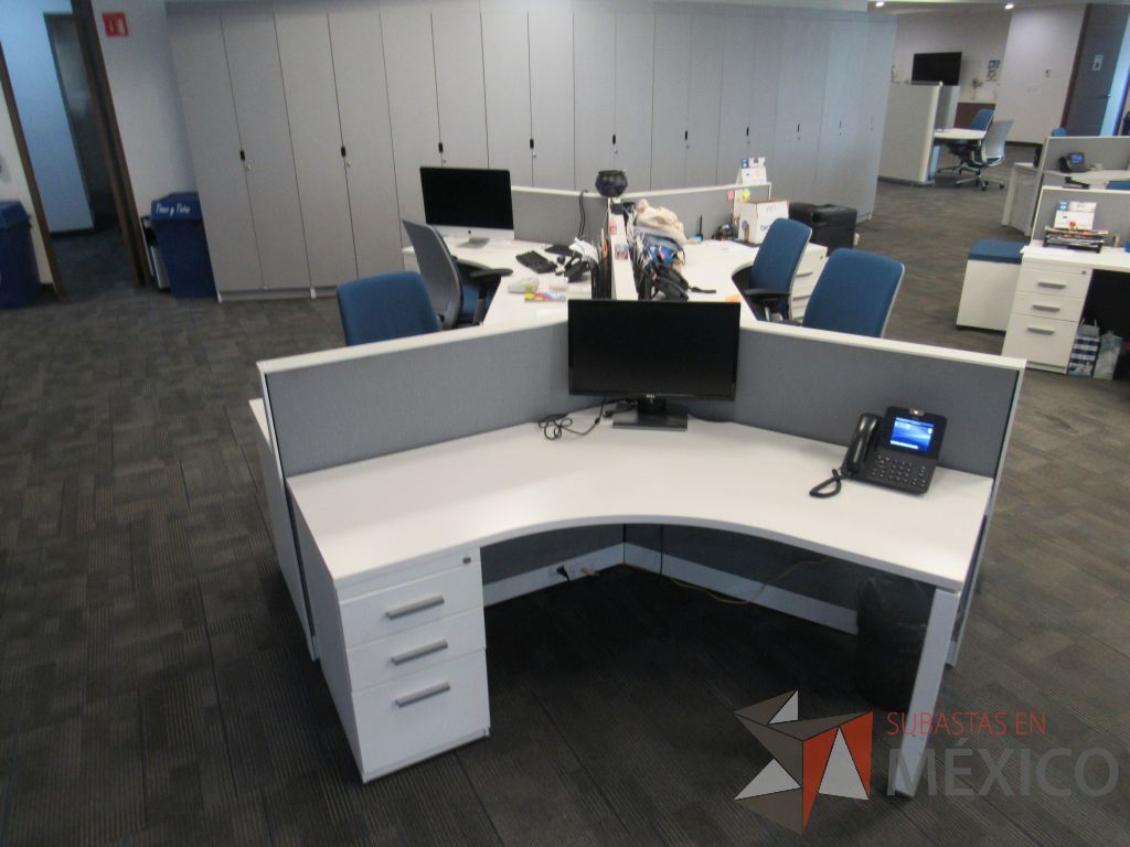 Lote 030 - Estación de trabajo para 5 personas de mampara baja con 5 archiveros metálicos de pedestal con 3 cajones - Imagen 10