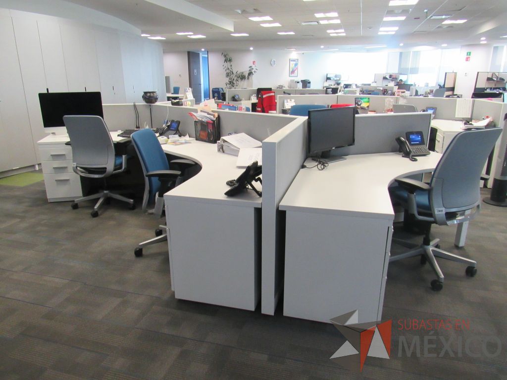 Lote 030 - Estación de trabajo para 5 personas de mampara baja con 5 archiveros metálicos de pedestal con 3 cajones