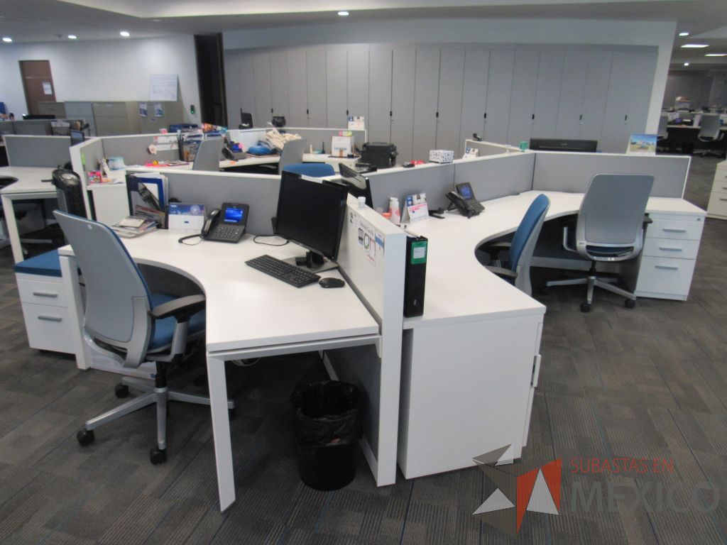 Lote 031 - Estación de trabajo para 6 personas de mampara baja con 4 archiveros metálicos con 3 cajones - Imagen 3