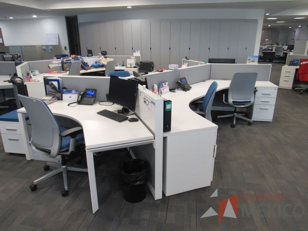 Lote 031 - Estación de trabajo para 6 personas de mampara baja con 4 archiveros metálicos con 3 cajones - Imagen 4