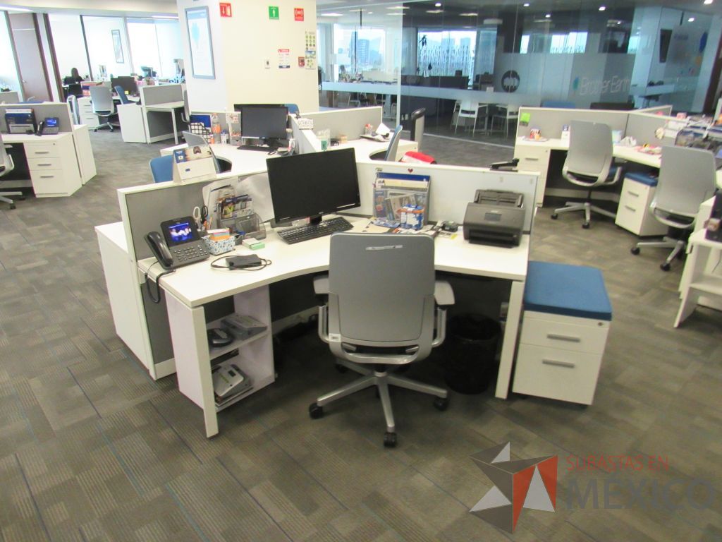 Lote 031 - Estación de trabajo para 6 personas de mampara baja con 4 archiveros metálicos con 3 cajones - Imagen 6