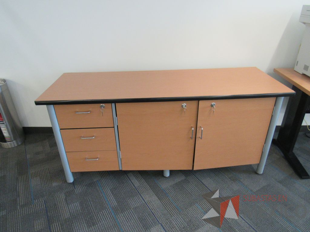 Lote 006 - Credenza con 3 cajones 2 puertas y 1 entrepaño - Imagen 2