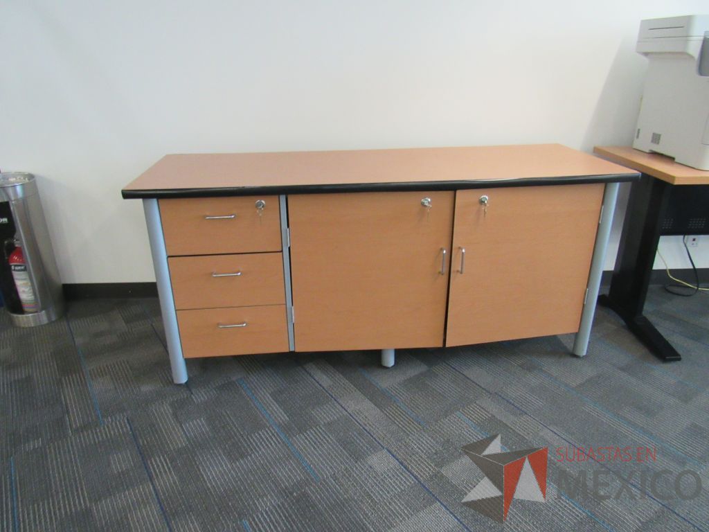 Lote 006 - Credenza con 3 cajones 2 puertas y 1 entrepaño - Imagen 3