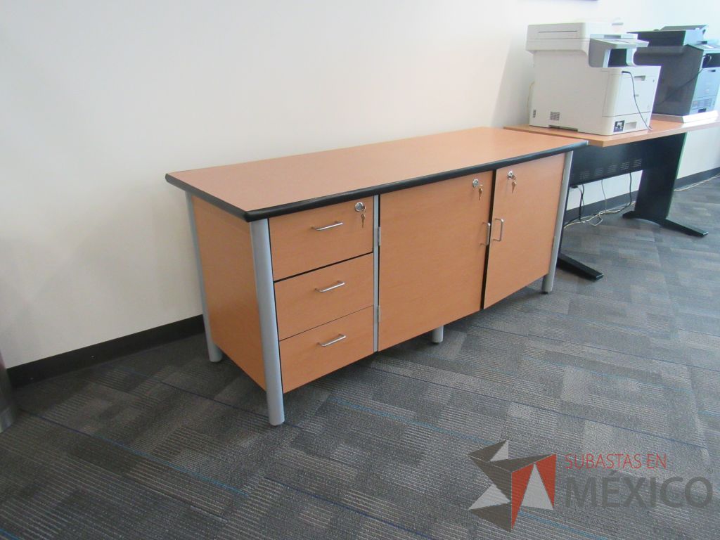 Lote 006 - Credenza con 3 cajones 2 puertas y 1 entrepaño - Imagen 4