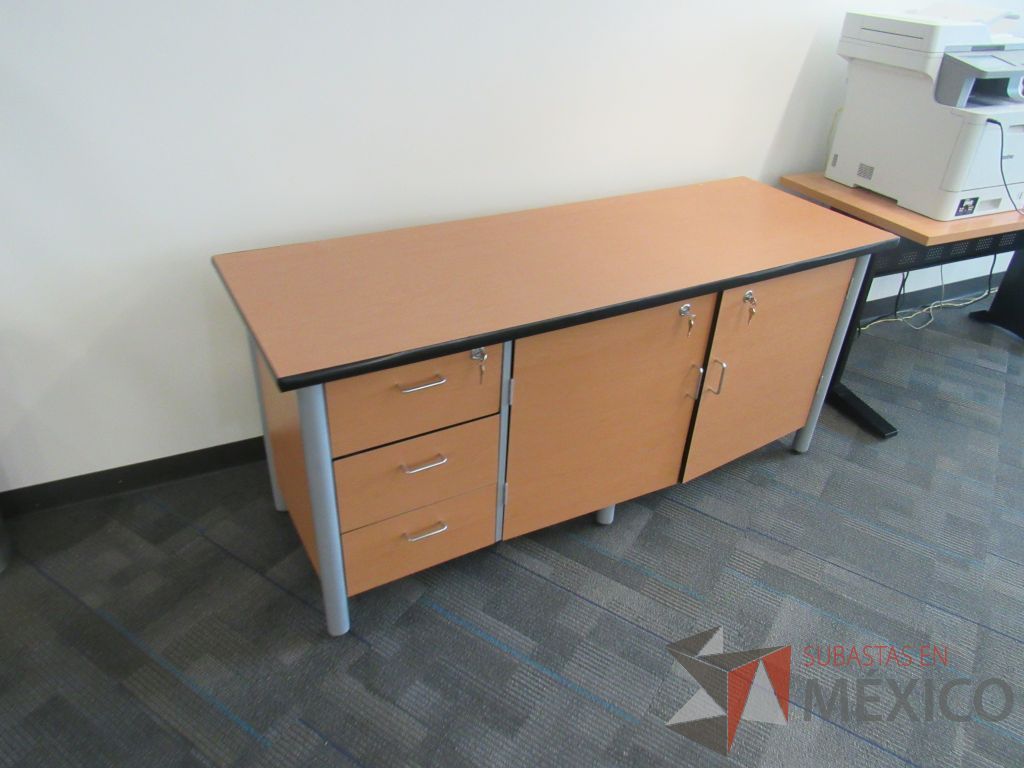 Lote 006 - Credenza con 3 cajones 2 puertas y 1 entrepaño - Imagen 5