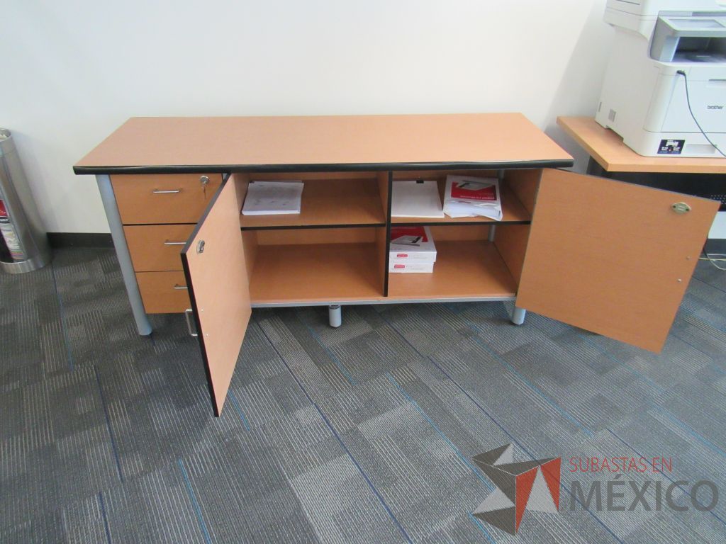 Lote 006 - Credenza con 3 cajones 2 puertas y 1 entrepaño - Imagen 7