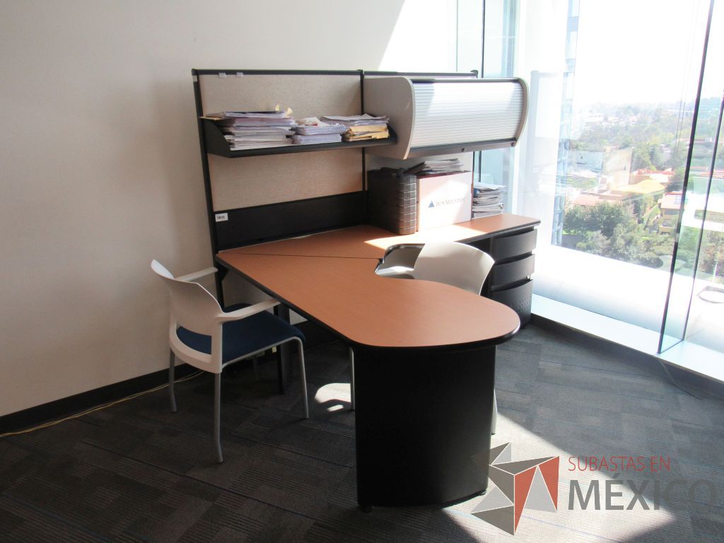 Lote 072 - Escritorio recargado sobre mampara de costado derecho con 1 repisa, 1 gaveta y archivero de pedestal de 3 cajones color negro - Imagen 7
