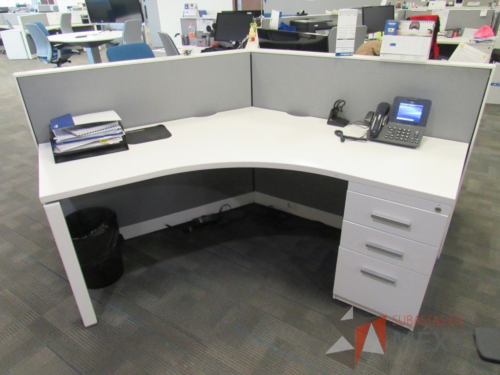 Lote 073 - Estación de trabajo para 8 personas de mampara baja con 8 archiveros de pedestal de 3 cajones color blanco - Imagen 2
