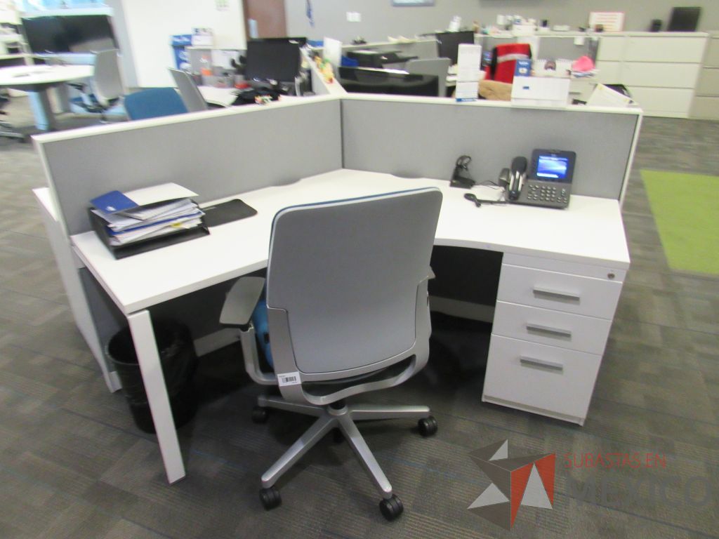 Lote 073 - Estación de trabajo para 8 personas de mampara baja con 8 archiveros de pedestal de 3 cajones color blanco - Imagen 3