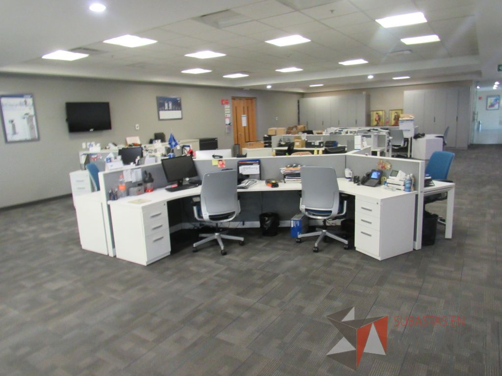 Lote 073 - Estación de trabajo para 8 personas de mampara baja con 8 archiveros de pedestal de 3 cajones color blanco - Imagen 5