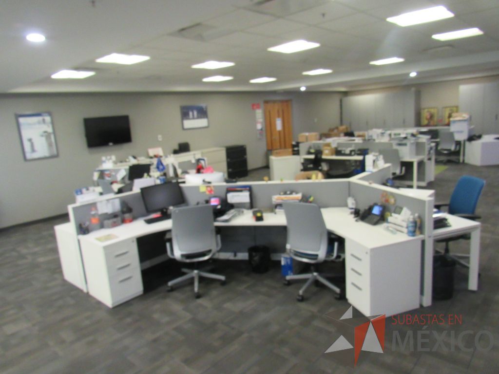 Lote 073 - Estación de trabajo para 8 personas de mampara baja con 8 archiveros de pedestal de 3 cajones color blanco