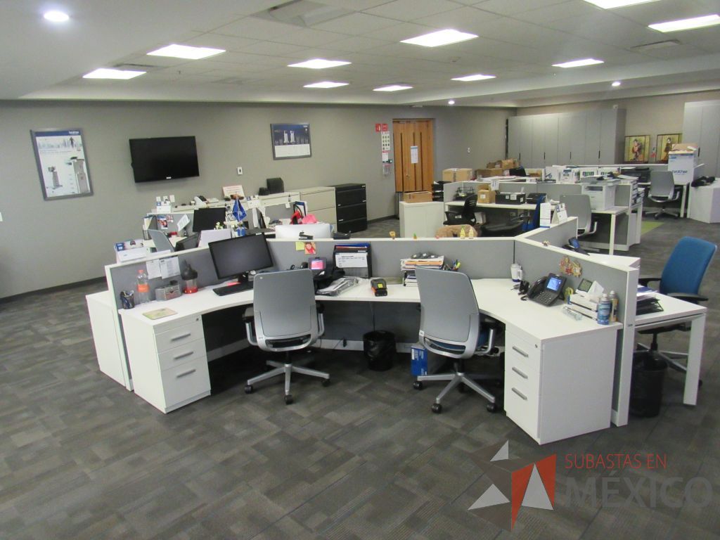 Lote 073 - Estación de trabajo para 8 personas de mampara baja con 8 archiveros de pedestal de 3 cajones color blanco - Imagen 6