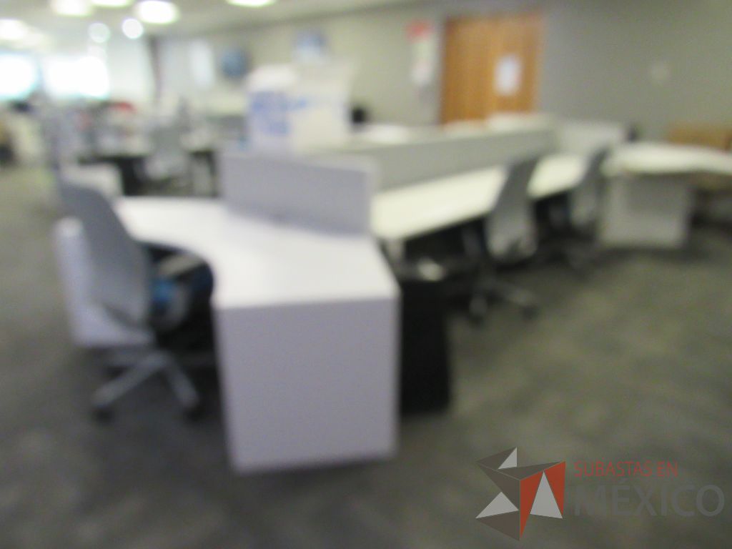 Lote 074 - Estación de trabajo para 6 personas de mampara baja con 2 archiveros de pedestal de 3 cajones color blanco - Imagen 3