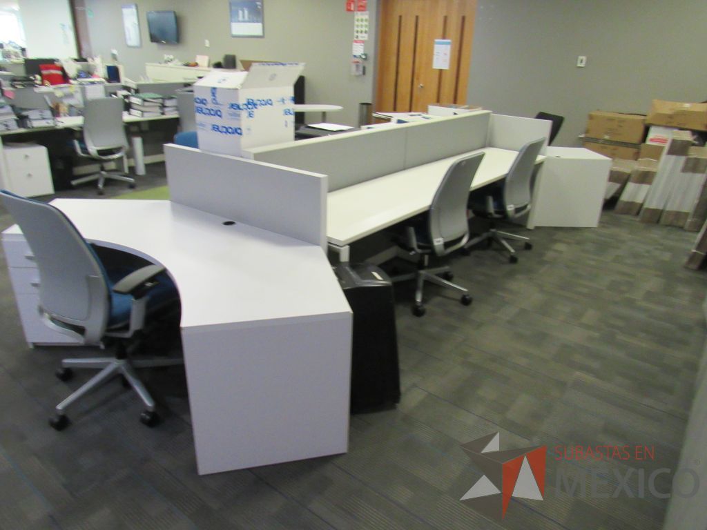 Lote 074 - Estación de trabajo para 6 personas de mampara baja con 2 archiveros de pedestal de 3 cajones color blanco - Imagen 6