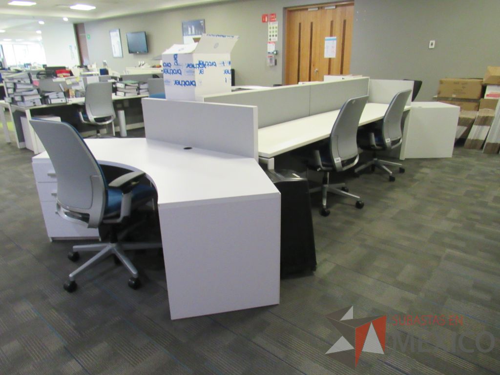 Lote 074 - Estación de trabajo para 6 personas de mampara baja con 2 archiveros de pedestal de 3 cajones color blanco - Imagen 7