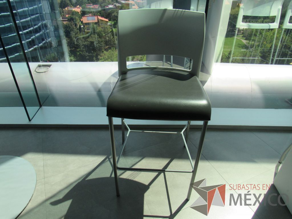 Lote 013 - 8 Silla alta con descansa pies, asiento tipo piel color café y respaldo liso color blanco