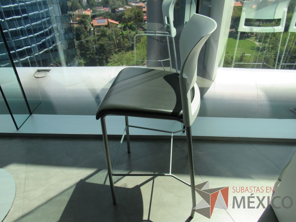 Lote 013 - 8 Silla alta con descansa pies, asiento tipo piel color café y respaldo liso color blanco - Imagen 3