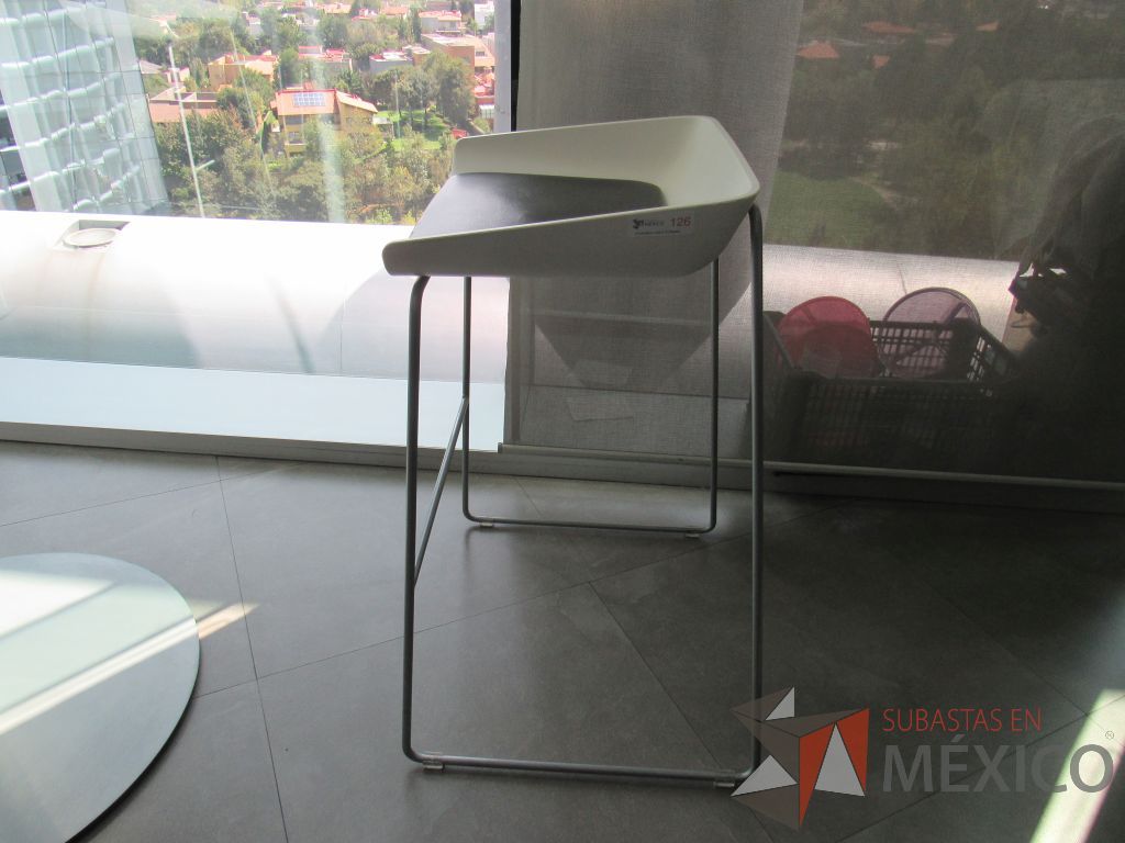 Lote 015 - Mesa alta con base metálica, cubierta circular color blanco y 2 bancos altos - Imagen 2