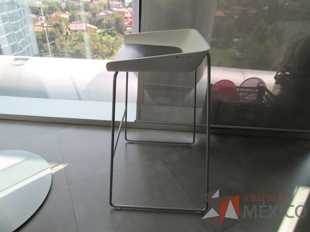 Lote 015 - Mesa alta con base metálica, cubierta circular color blanco y 2 bancos altos - Imagen 3