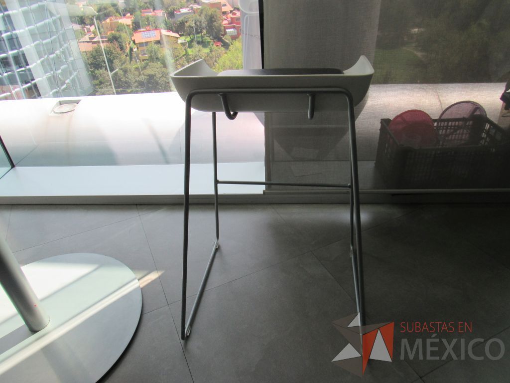 Lote 015 - Mesa alta con base metálica, cubierta circular color blanco y 2 bancos altos - Imagen 4