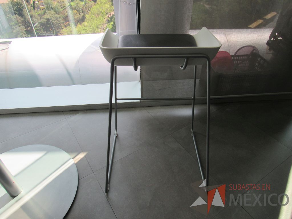 Lote 015 - Mesa alta con base metálica, cubierta circular color blanco y 2 bancos altos - Imagen 5
