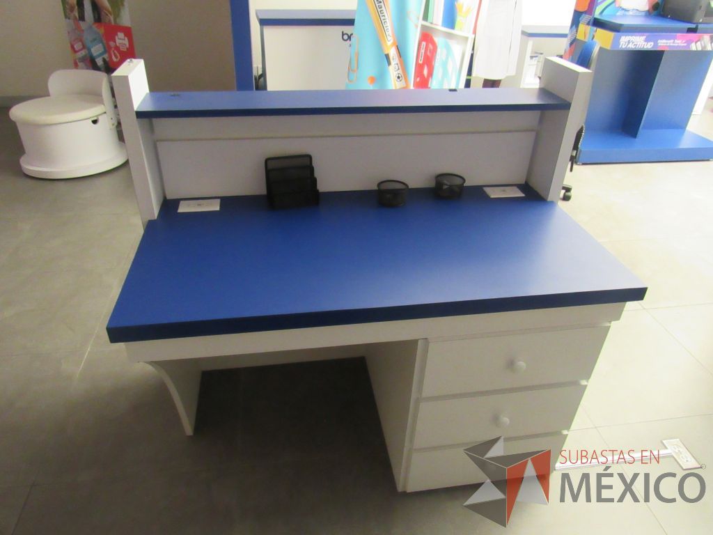 Lote 042 - Mueble de recepción con 3 cajones, repisa color blanco y cubierta color azul - Imagen 4