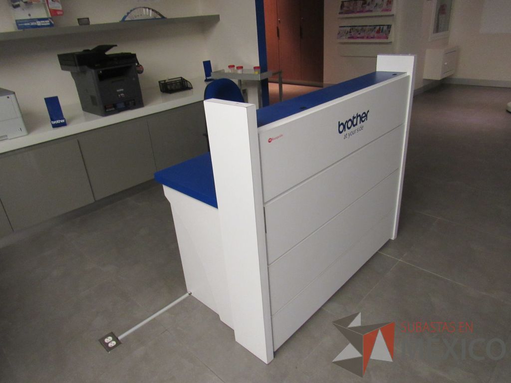 Lote 042 - Mueble de recepción con 3 cajones, repisa color blanco y cubierta color azul - Imagen 7