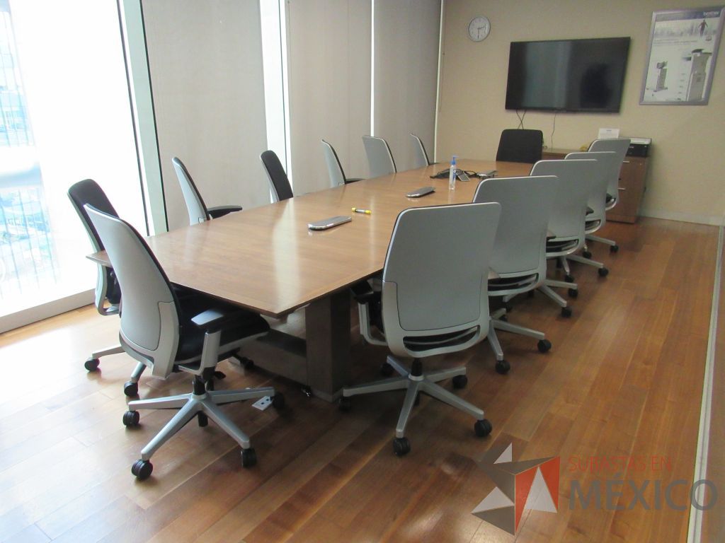 Lote 021 - Mesa de sala de juntas para 12 personas con base metálica