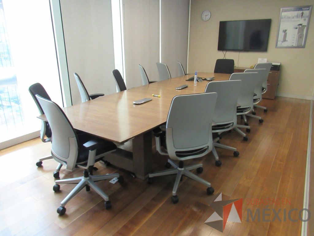 Lote 021 - Mesa de sala de juntas para 12 personas con base metálica - Imagen 2