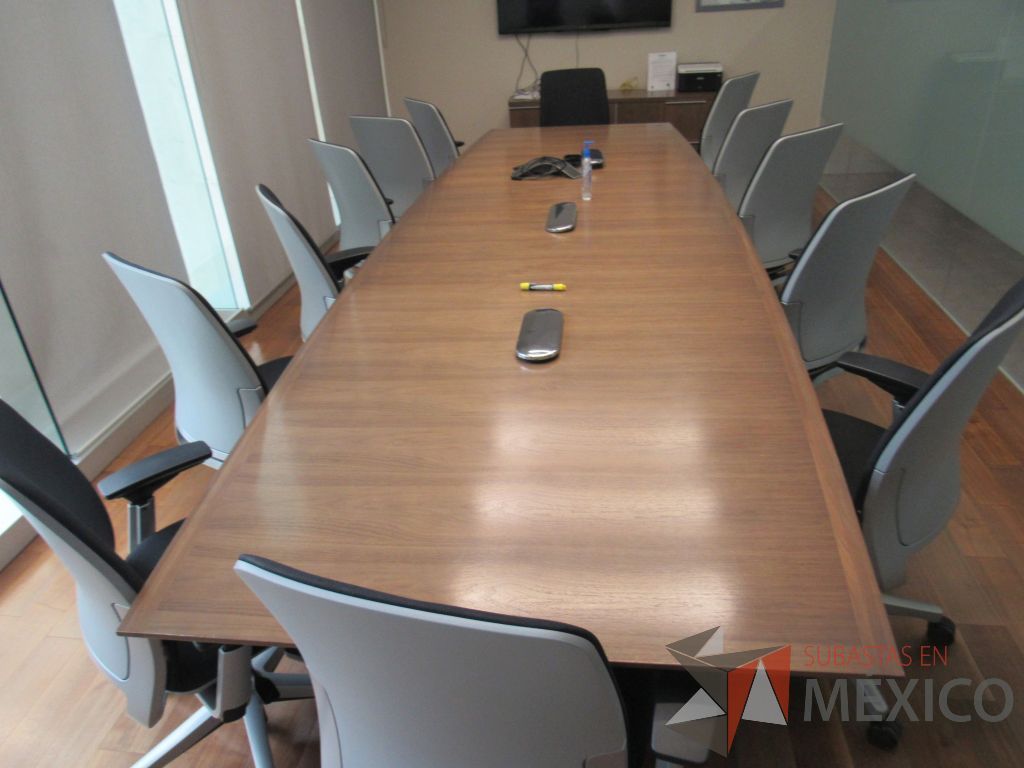 Lote 021 - Mesa de sala de juntas para 12 personas con base metálica - Imagen 3