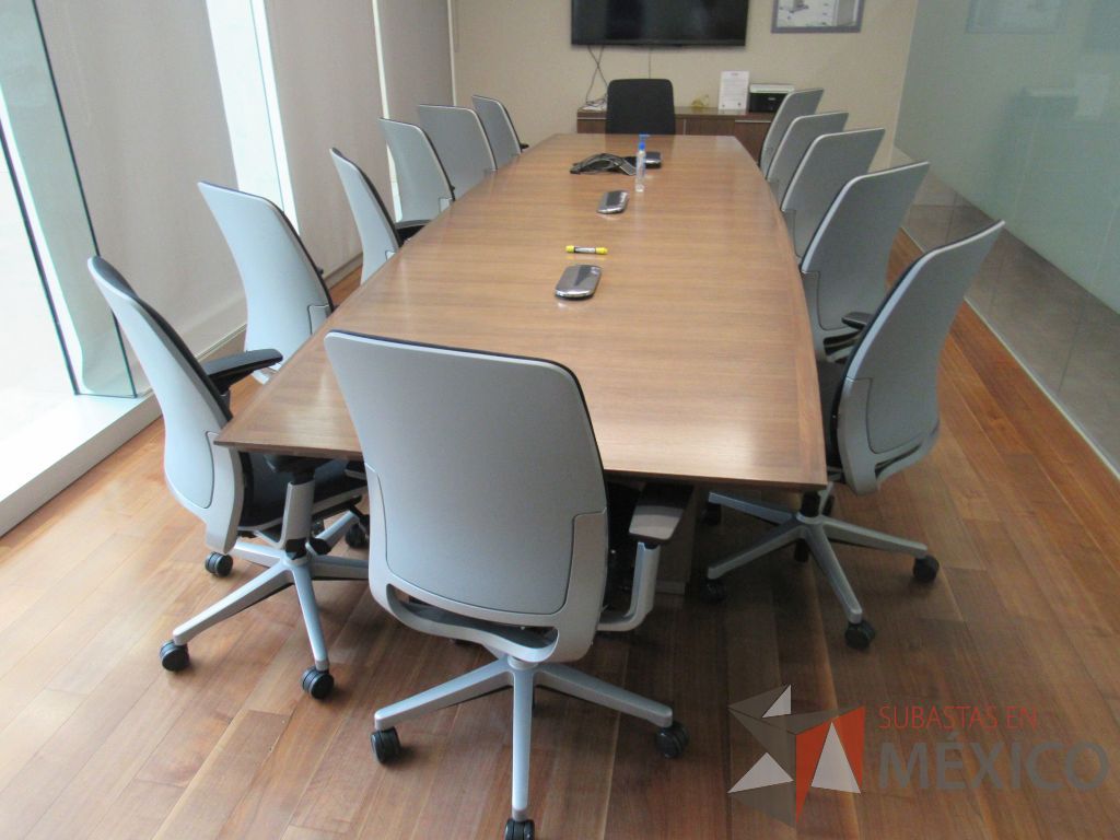 Lote 021 - Mesa de sala de juntas para 12 personas con base metálica - Imagen 4