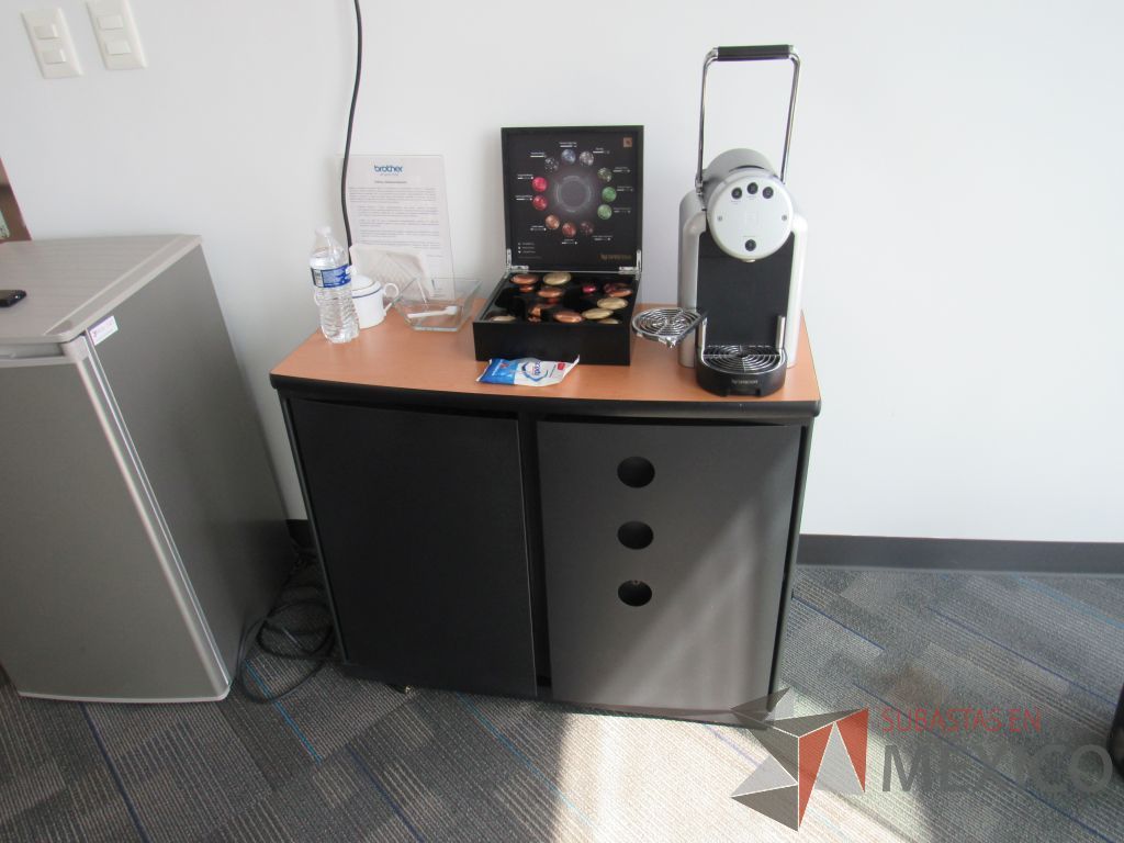Lote 044 - Gabinete metálico con 2 puertas y 1 entrepaño color negro