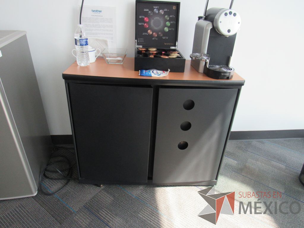 Lote 044 - Gabinete metálico con 2 puertas y 1 entrepaño color negro - Imagen 4