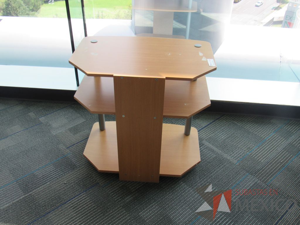 Lote 046 - Mesa de apoyo con 1 repisa color madera