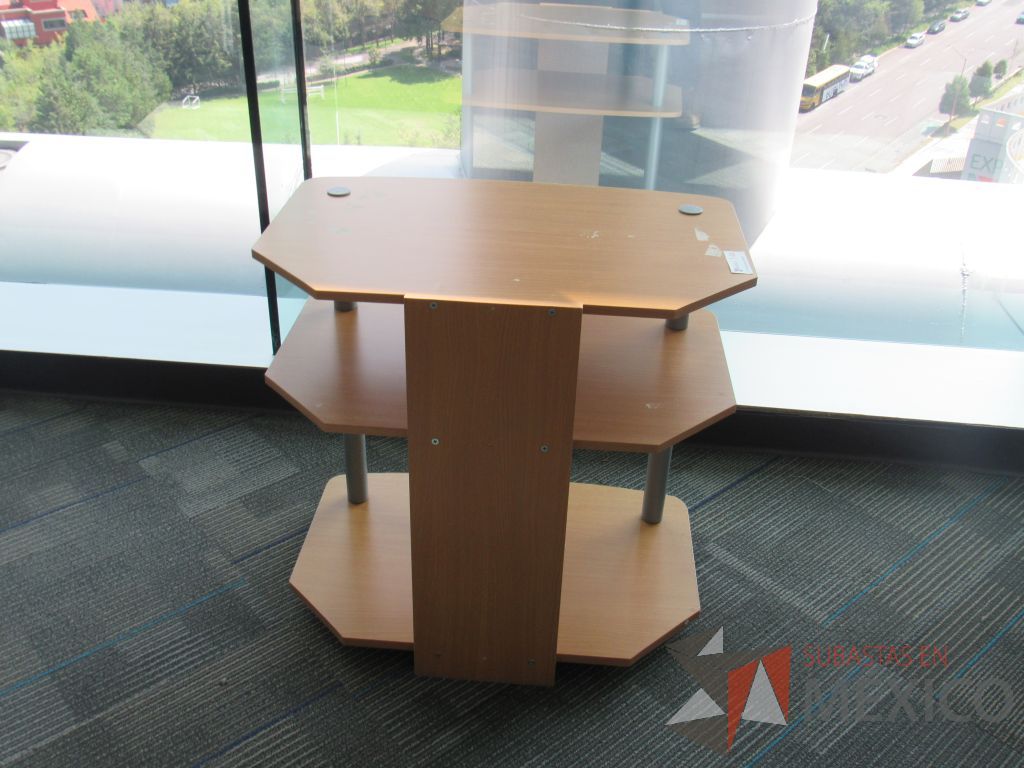 Lote 046 - Mesa de apoyo con 1 repisa color madera - Imagen 2
